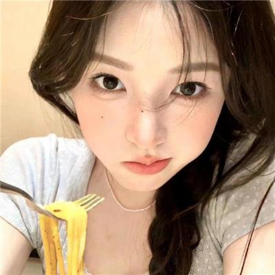 系红裤带的女人